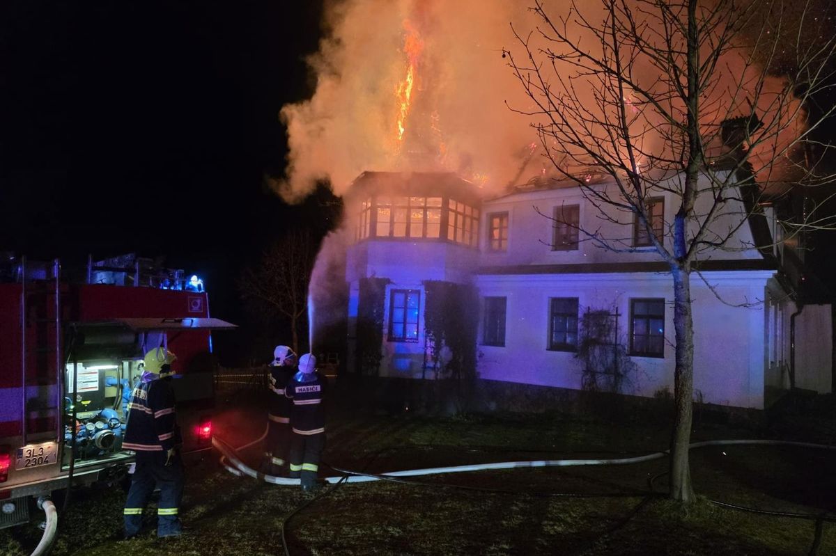 V Krkonoších v noci hořel dvoupatrový dům. Lidé včas utekli