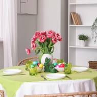 Pro Velikonoce jsou typické světlé, pastelové barvy. Pokud zvolíte žlutou nebo světle zelenou, rozhodně nešlápnete vedle. Textilie budou dobře vypadat ve vrstveném uspořádání. Například přes čistě bílý ubrus ještě přehoz a je to.