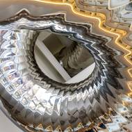 Povrch tubusu je zrcadlově lesklý.