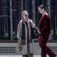 Ibsenovu hru uvádí Stavovské divadlo v režii Maďara Viktora Bodó. Na fotografii Veronika Janků jako Juliana Tesmanová a Pavla Beretová coby Heda Gablerová Tesmanová.