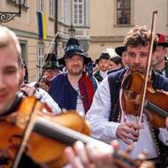 Tomio Okamura měl kroj z Bystřice pod Hostýnem, odkud pochází jeho matka. 