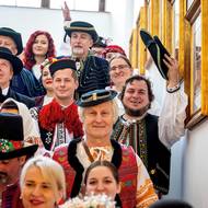 V tradičním oblečení dorazilo několik desítek poslanců z různých stran. 