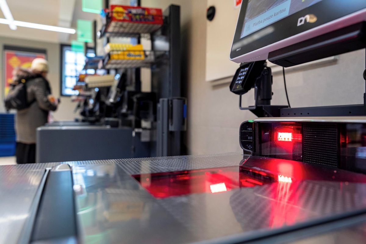 Samoobslužné kasy lákají zloděje. Řetězce nasazují umělou inteligenci