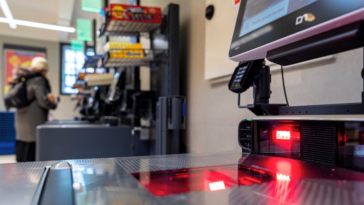 Samoobslužné kasy lákají zloděje. Řetězce nasazují umělou inteligenci
