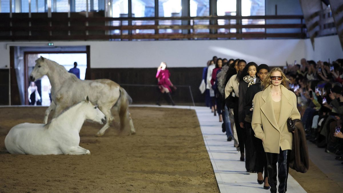 Stella McCartneyová svou přehlídkou oslavila nový rok koně. Ukázala luxusní módu bez živočišných materiálů i plastů
