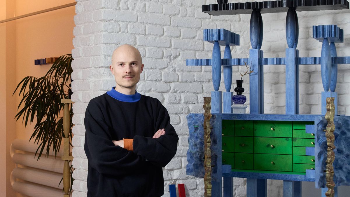 Grand designérem cen Czech Grand Design je Jiří Krejčiřík, který navrhuje i tvarově netypický nábytek