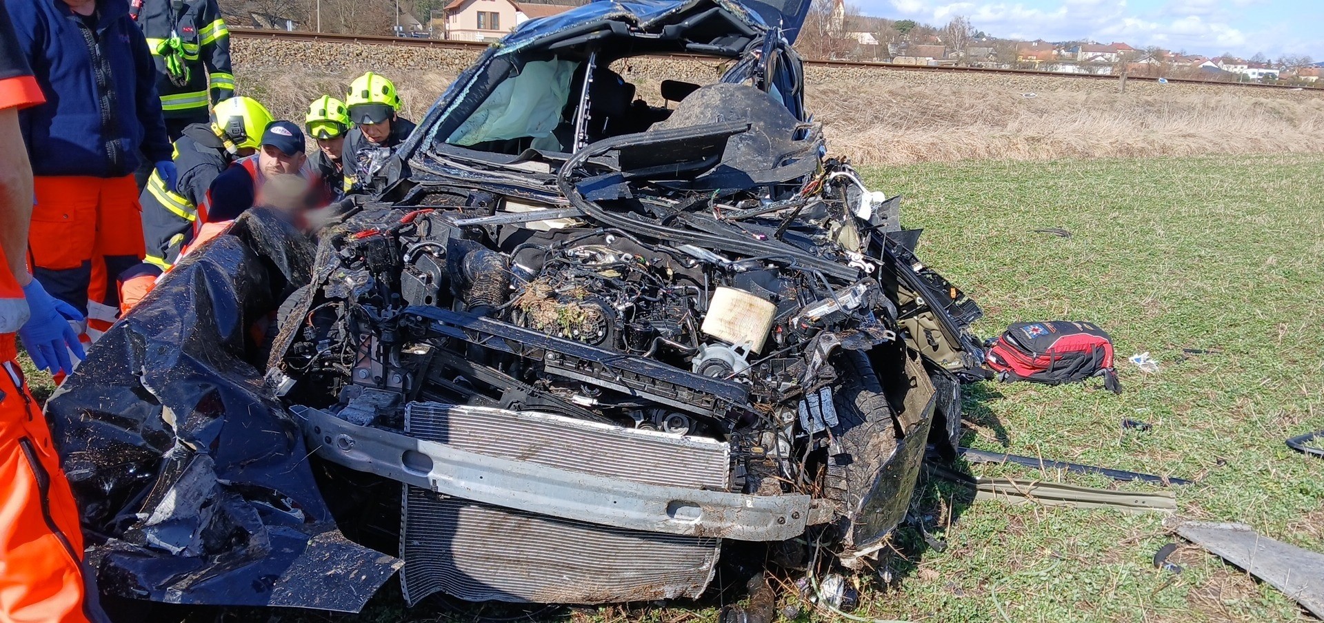 Tài xế Audi đã bỏ qua tín hiệu cảnh báo trên đường sắt ở Klatovsko và lao vào tàu hỏa. Xe bị húc bay ra ngoài cánh đồng