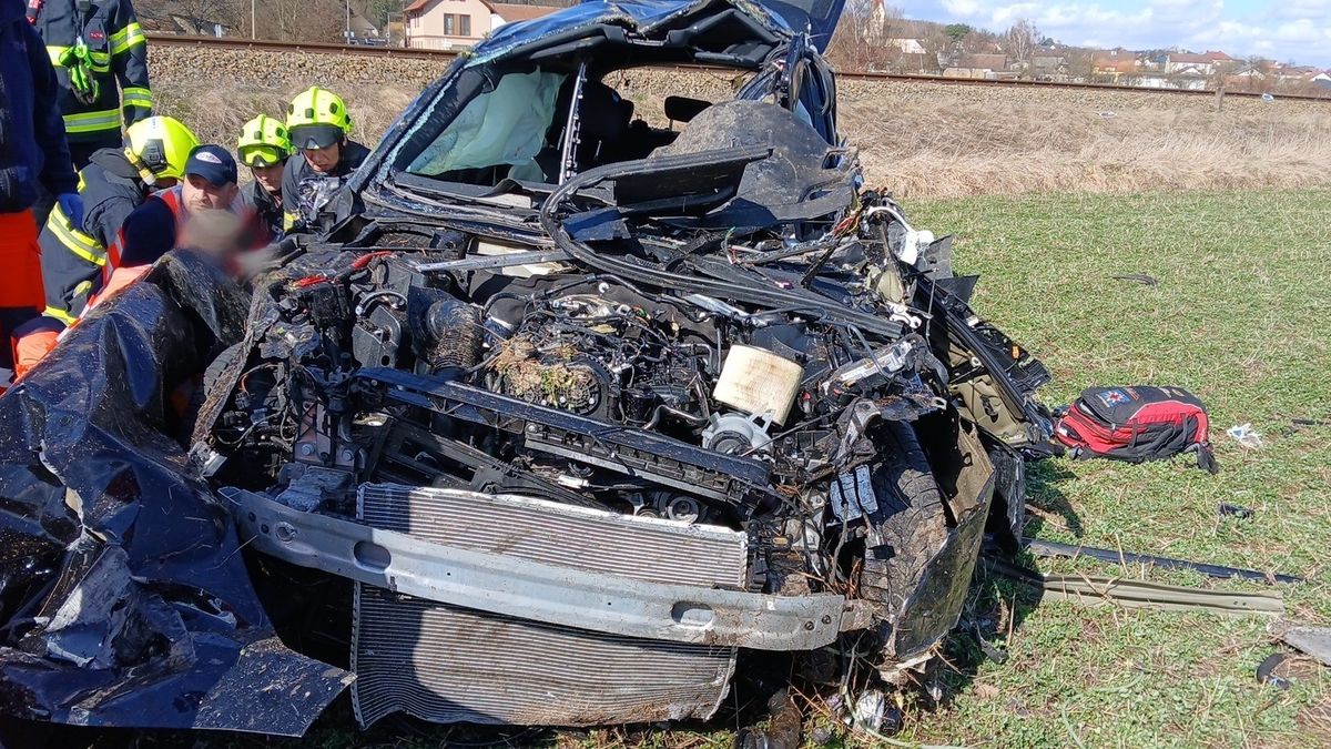 Řidič audi přehlédl na Klatovsku výstražná světla a vjel pod vlak. Auto odletělo do pole