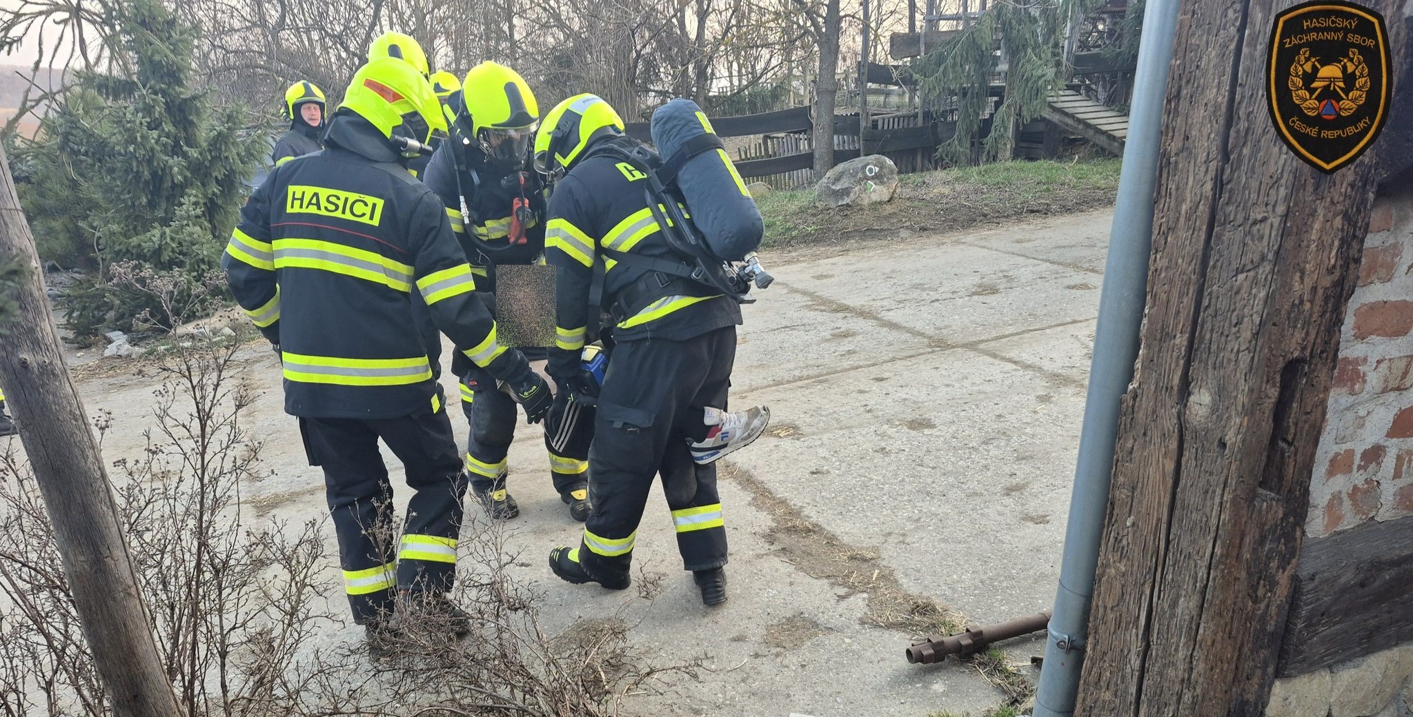 Hasiči zachránili čtyři lidi z hořící farmy ve Žlutavě