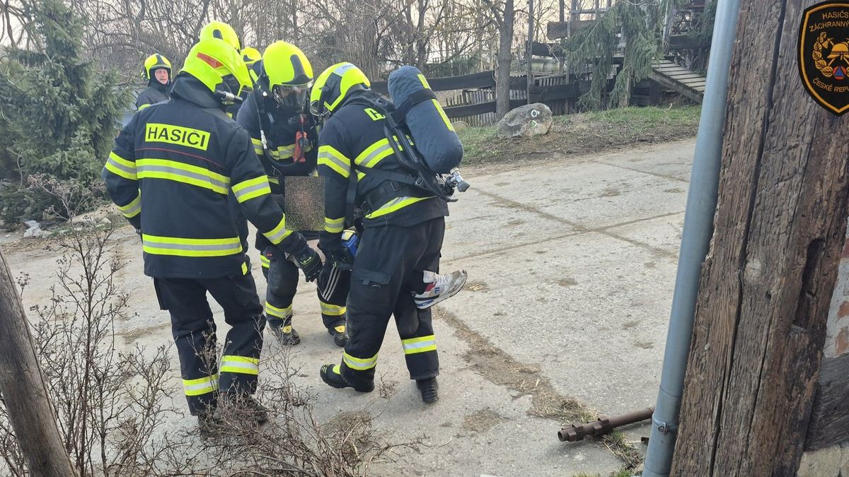 Hasiči zachránili čtyři lidi z hořící farmy ve Žlutavě