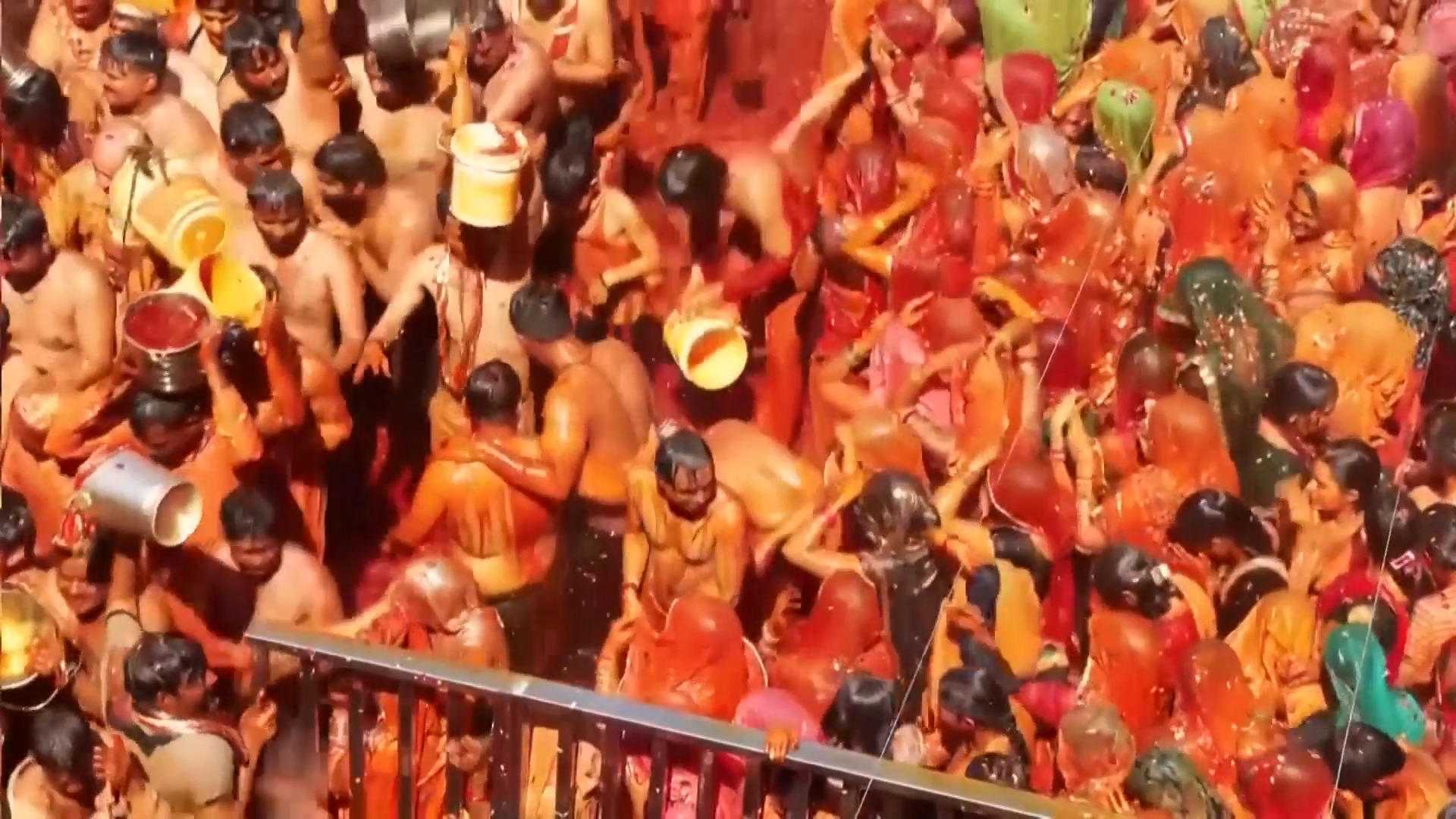 Có tốt hơn cả lễ Phục Sinh? Ở Ấn Độ, phụ nữ trong các lễ hội mùa xuân xé rách quần áo của đàn ông và đánh họ