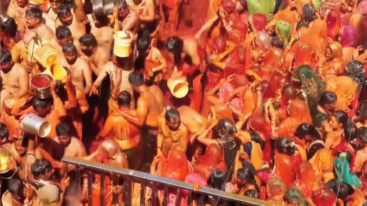 Lepší než Velikonoce? V Indii ženy při oslavách jara trhají mužům oblečení a bičují je