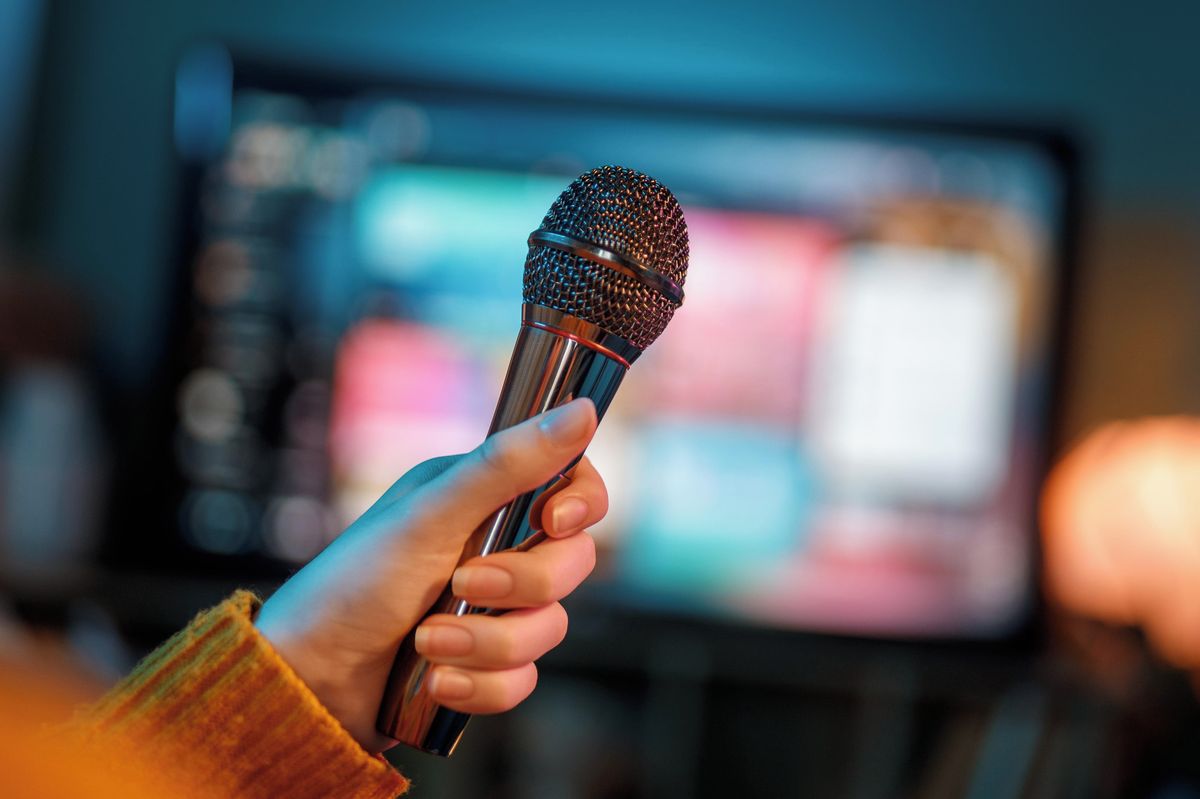 Dominikánská seniorka při karaoke zapěla skočnější verzi hymny, přijela si pro ni policie