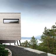 Dřevěné boxy působí, jako by na chatu byly dodatečně nalepené.