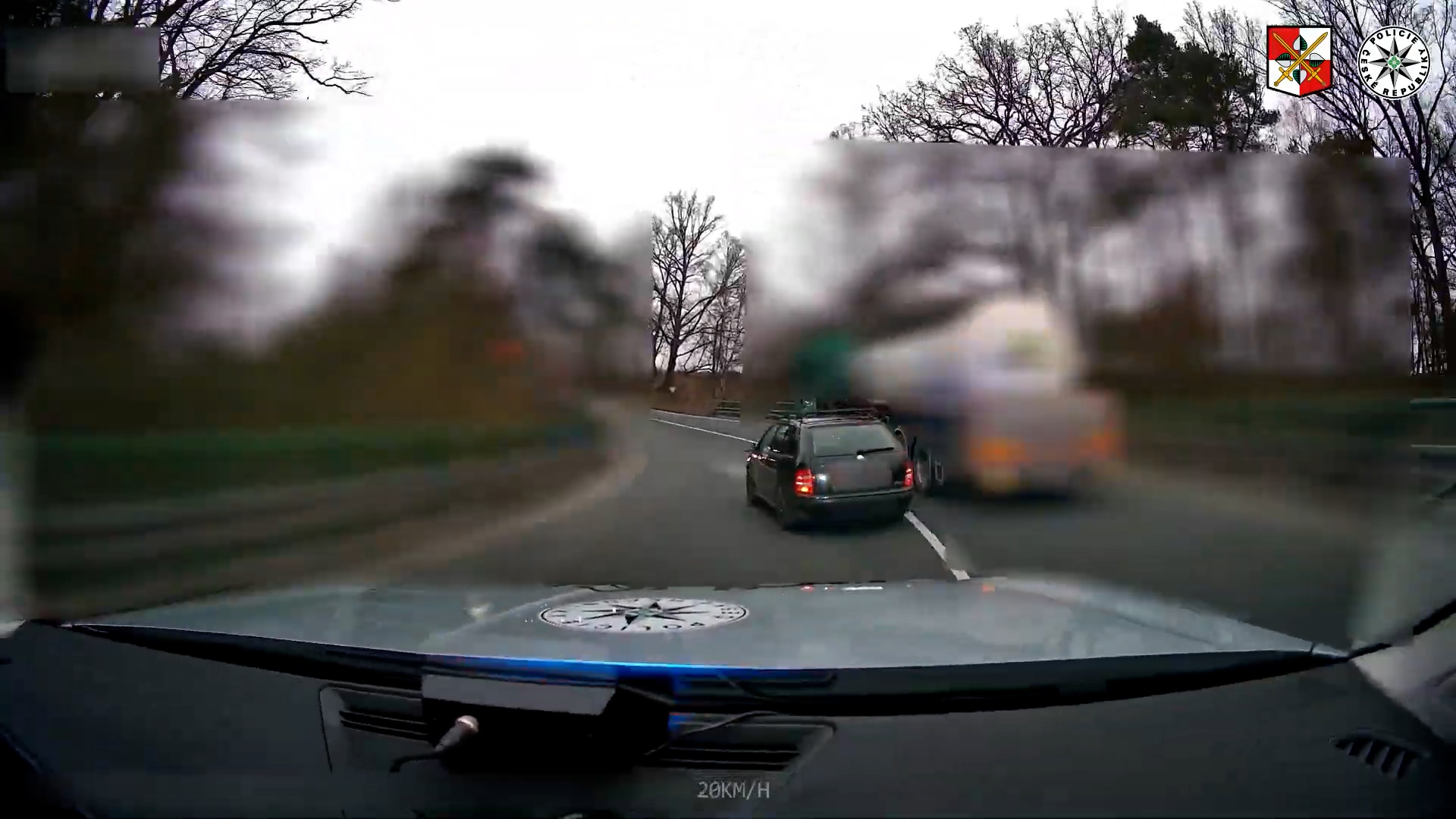 Người đàn ông say xỉn đã chạy trốn cảnh sát ở Českolipsku trong chiếc xe bị đánh cắp. Ngày hôm sau, anh ta lại đốt xe khác.