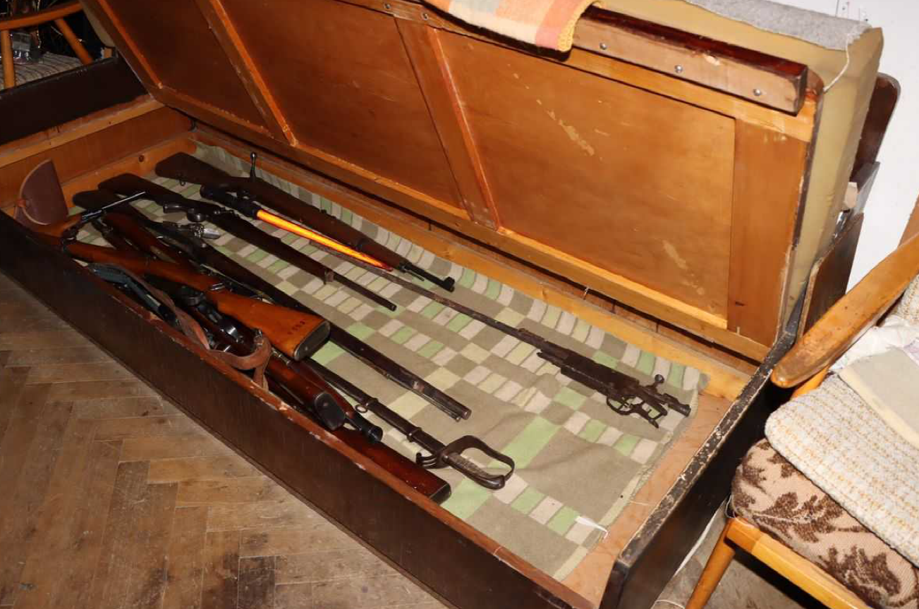 Muž, který v Plzni hrozil vystřílením úřadu, měl doma desítky zbraní i výbušnin 