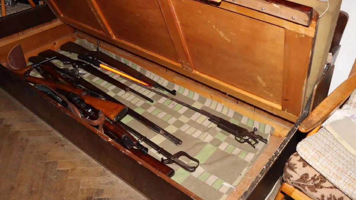 Muž, který v Plzni hrozil vystřílením úřadu, měl doma desítky zbraní i výbušnin