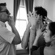 Kostýmní zkouška představení Avant-Garde, které mělo v Národním divadle premiéru 12. března 2026. Choreograf Marco Goecke a tanečníci Sami Gossart a Aya Okumura