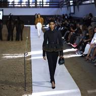 Představení nejnovější kolekce Stelly McCartneyové na Pařížském týdnu módy