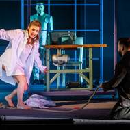 Veronika Kaiserová jako jedna ze tří podob dívky v kantátě Svatební košile.