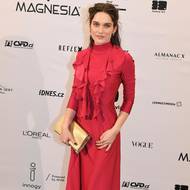 Červené šaty s volánky od designérky Josefíny Bakošové se zlatým koženým psaníčkem značky .about leather. slušely slovenské herečce Judit Pecháček. 