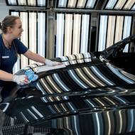 Po montáži ještě auta čekají testovací jízdy. 