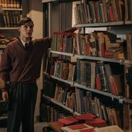 Knihovna sociálního úřadu obsahuje i zakázané knihy.