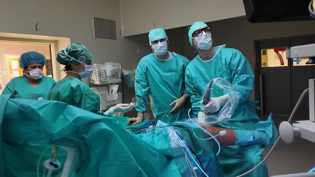 Unikátní operace pomocí štěpů zemřelého dárce pomohla s operací kolene mladého sportovce