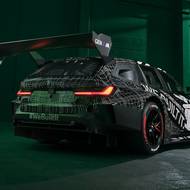 Zadní dveře jsou pouze naznačené, nejsou funkční. Interiér je ryze závodní.