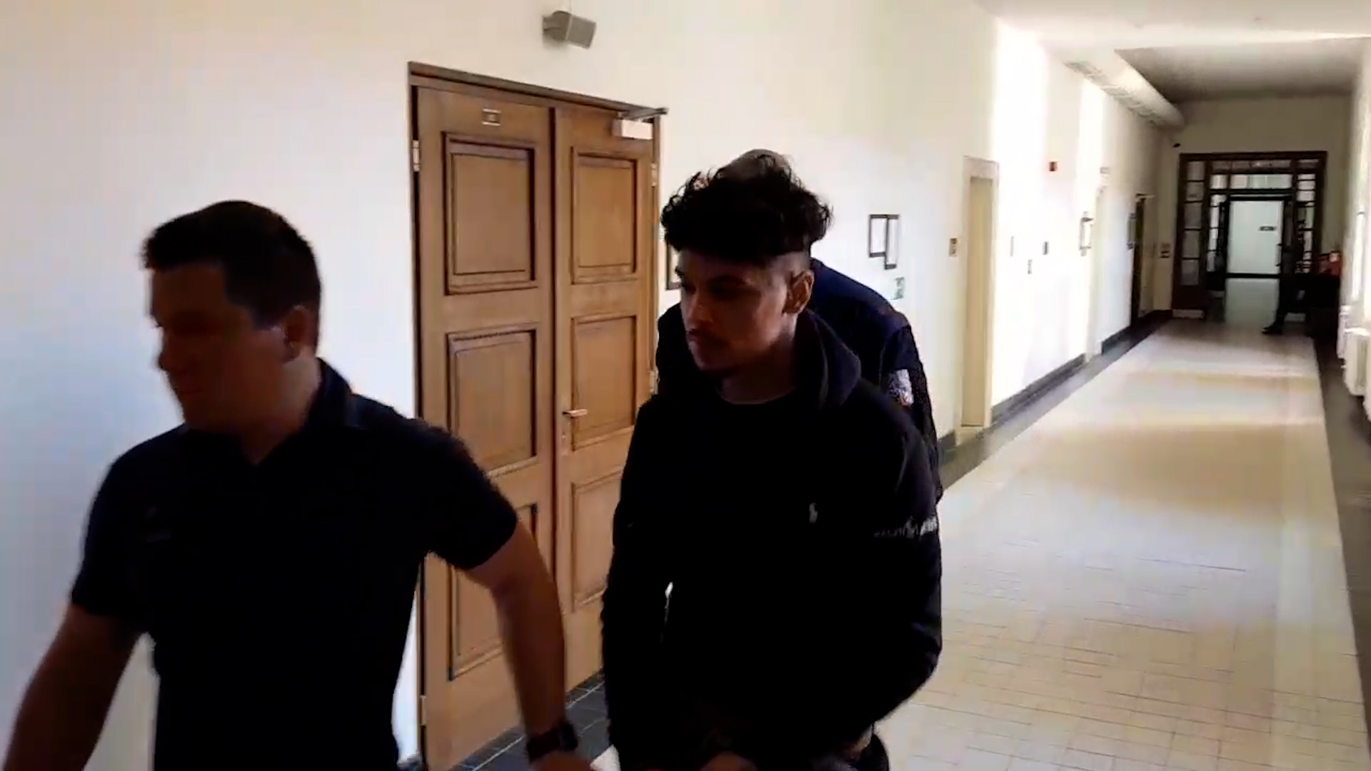 Chàng trai 20 tuổi lãnh án 14 năm vì suýt đâm khách hàng