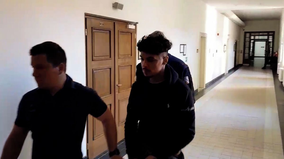 Mladík peníze za sex prosázel, a když víc nedostal, klienta málem ubodal. Soud mu potvrdil 14 let