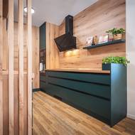 Kuchyni si majitelka navrhla sama. „Chtěla jsem se vyhnout stereotypu,“ říká hrdě majitelka.