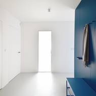 Směrem ke vstupu nabízí tyrkysová kostka to nejpotřebnější - věšák, zrcadlo a lavičku s botníkem.