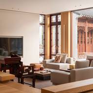 Díky zanoření obývací části má člověk pocit, že je nad ním strop obzvláště vysoko.