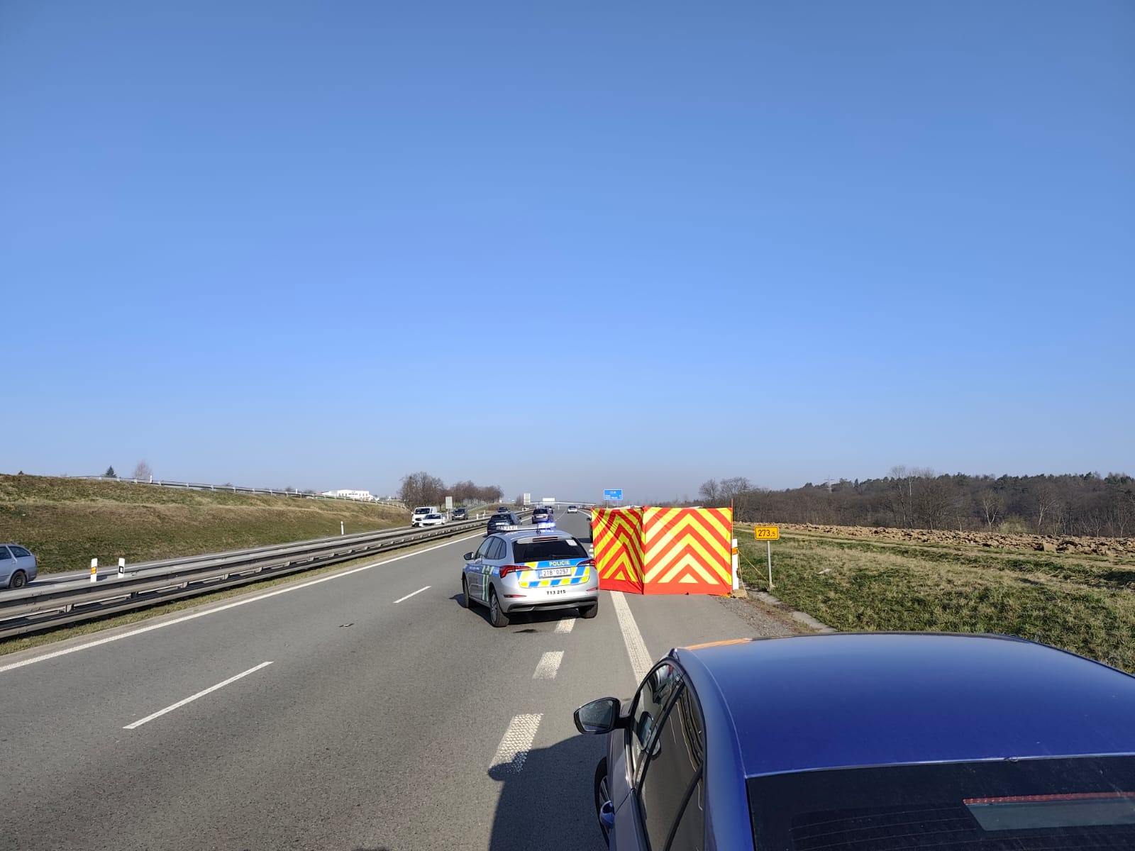 U čtyřproudovky u Ostravy našli mrtvého muže, po němž se sháněla rodina. Viditelná zranění neměl