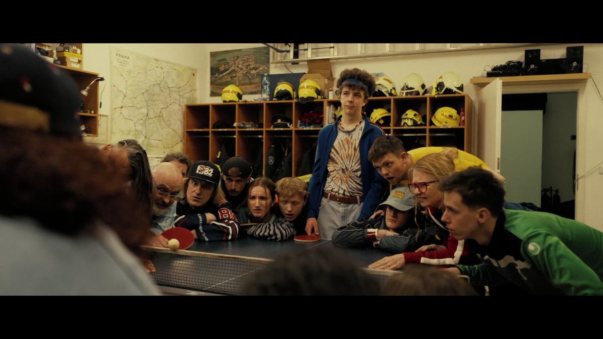 Vypsaná fixa oblékla v klipu k písni Bylo to jistý slavného hokejistu do montérek