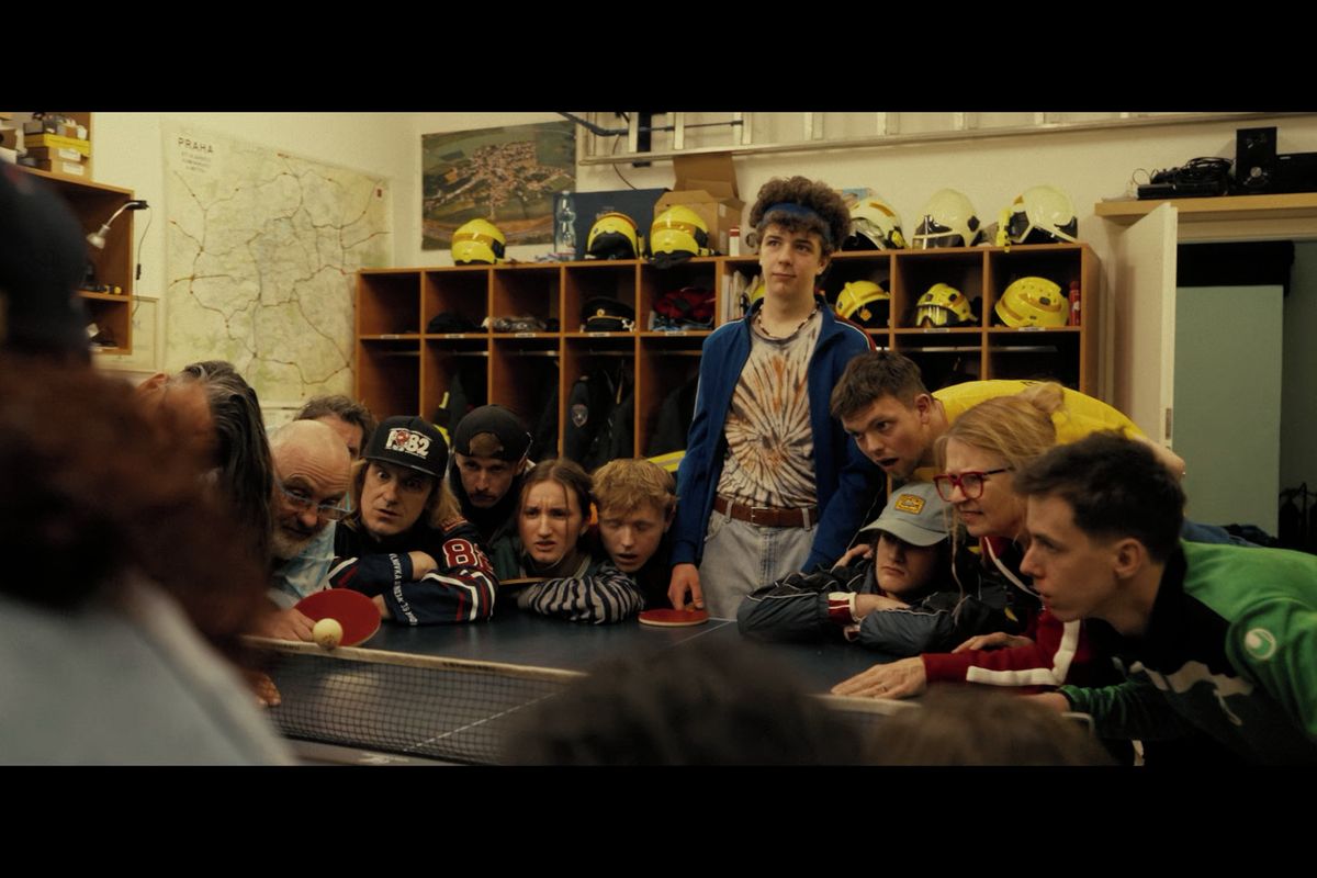 Vypsaná fixa oblékla v klipu k písni Bylo to jistý slavného hokejistu do montérek