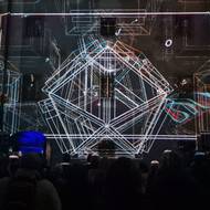 Vnitroblok plzeňské radnice pohltila projekce od Jana Hladila, která odkazuje na městský archiv.