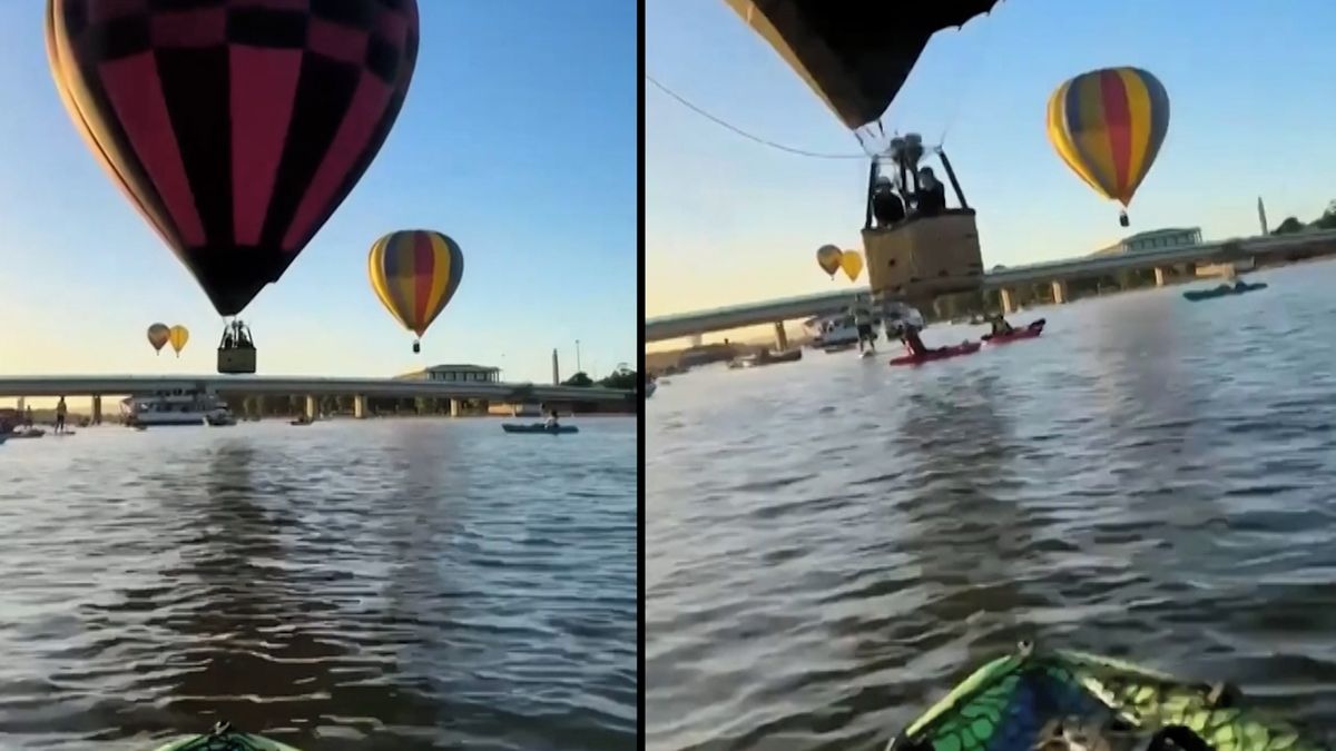 Kajakáře v Austrálii srazil do vody horkovzdušný balón. Kolizi zachytila kamera