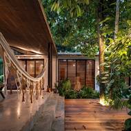 Namísto, aby stromy pokáceli, nechali je architekti „prorůstat“ podlahou terasy.