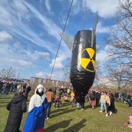 Desítka propalestinských aktivistů konfrontovala přicházející demonstranty na Letné. Pokřikovali na kolemjdoucí „Hanba Izraeli“. Drželi například transparent: Babiš nebo Fiala; izraelská lobby vládne dokola.