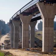 Více než 600 metrů dlouhá estakáda u obce Zdíky. Se začátkem jara tu probíhají betonáže. 