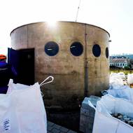 Nenápadná stavba v Karlíně je vstupem do obrovského podzemního prostoru.