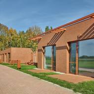 Hlavním materiálem fasády byla zvolena cihla.