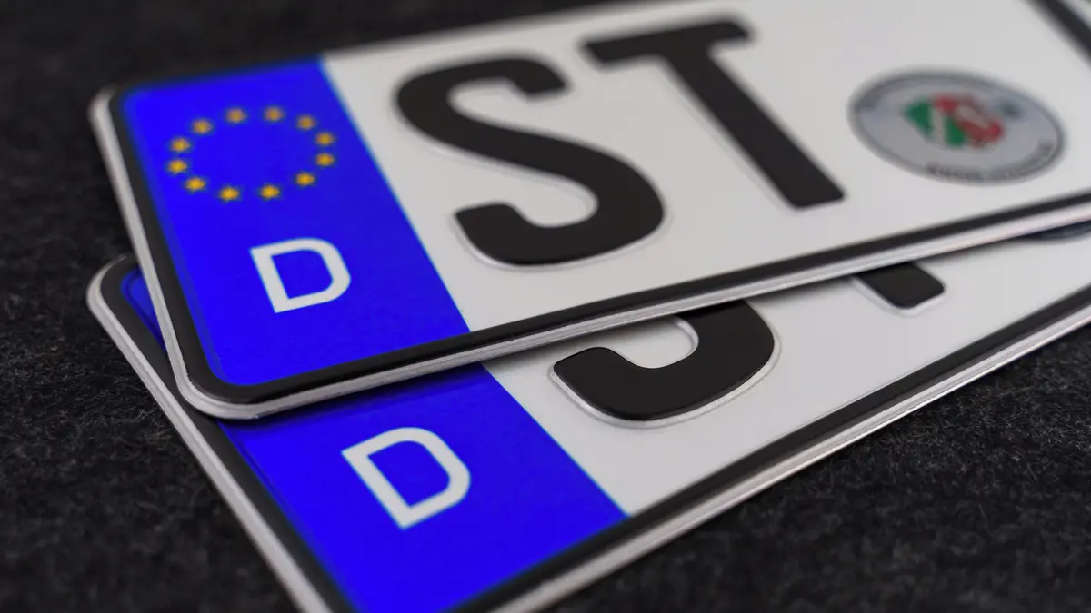 Němec se dočasně přestěhoval, aby mohl zaregistrovat nové auto. Ve svém bydlišti by čekal týdny