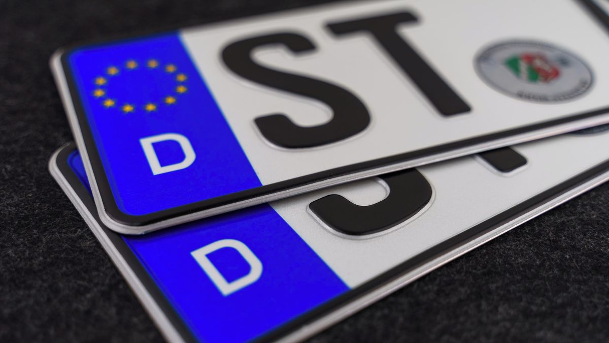 Němec se dočasně přestěhoval, aby mohl zaregistrovat nové auto. Ve svém bydlišti by čekal týdny