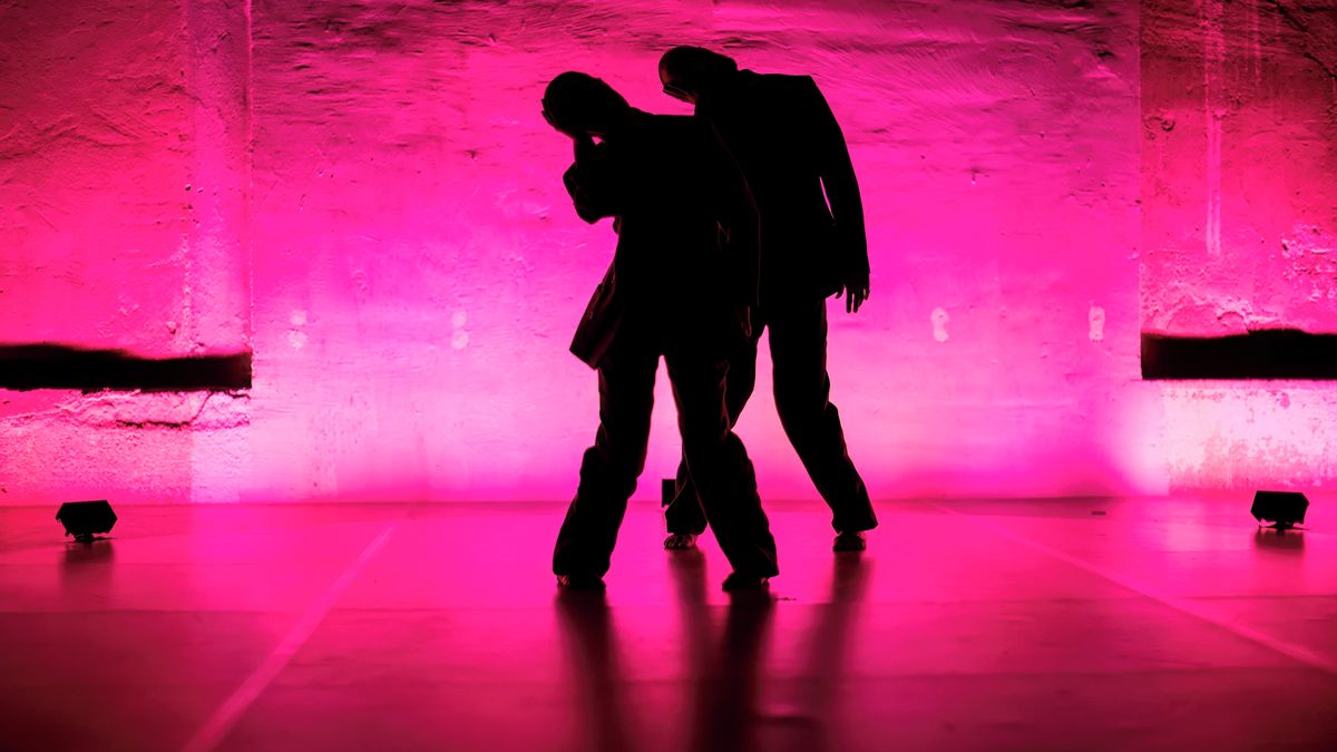 Burkicom tancem vypráví o vyhoření a absurditě běhu za dokonalostí