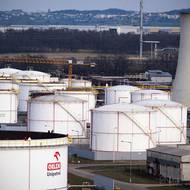 Obrovské nádrže na surovou ropu i produkty rafinerie