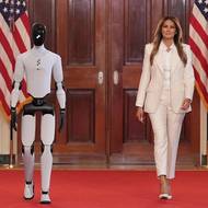Robot doprovodil Melanii Trumpovou na konferenci Fostering the Future Together (Společně budujeme budoucnost).