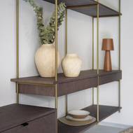 Dřevěné kusy nábytku jsou v odstínu tabáku.